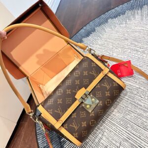 Looking for a different color or finish? We offer custom-made options. Contact us to create a bag tailored to your preferences.