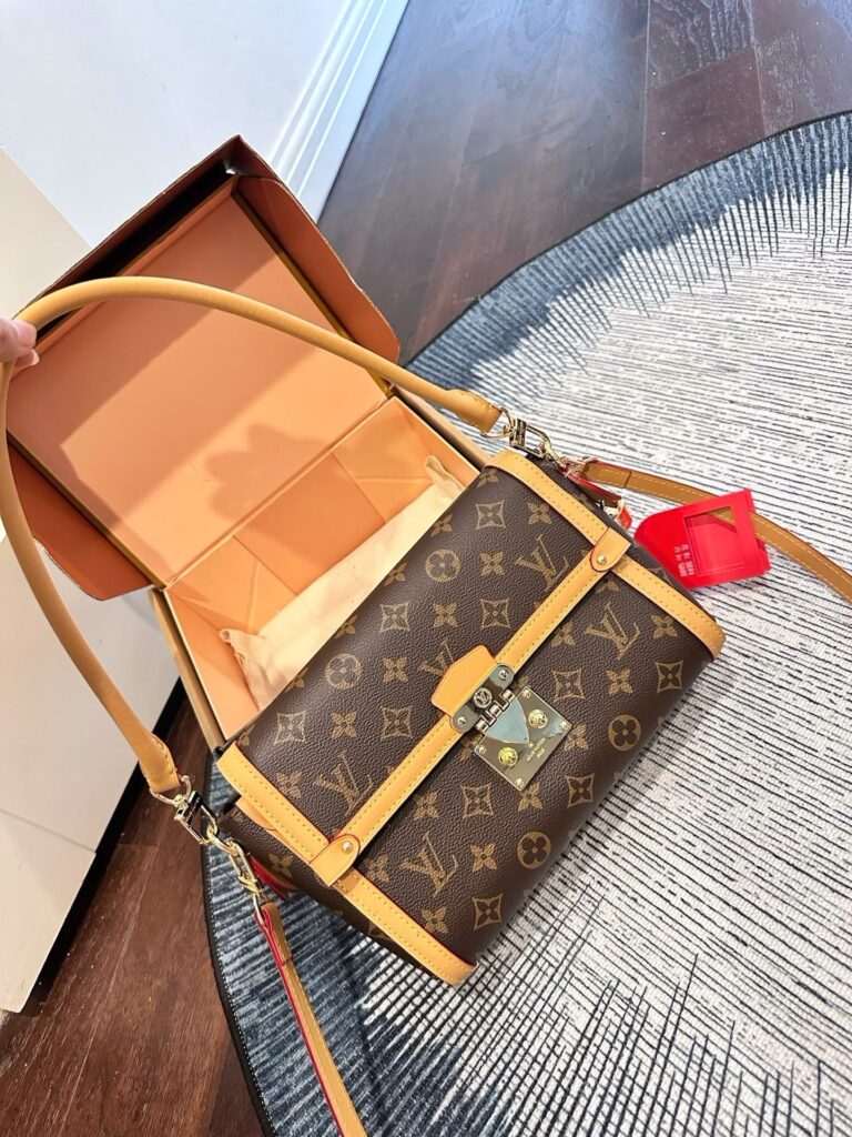 Looking for a different color or finish? We offer custom-made options. Contact us to create a bag tailored to your preferences.
