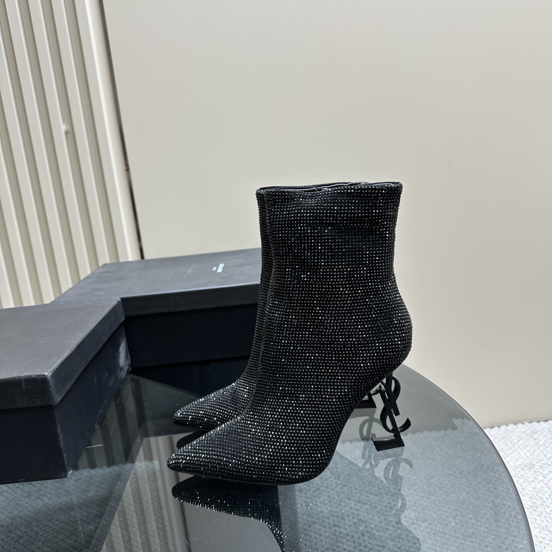 women black leather boots
